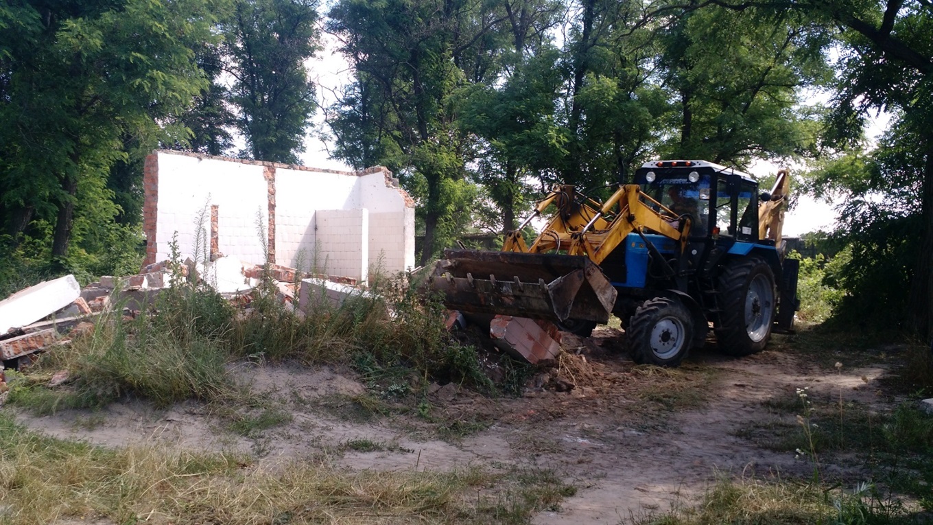 Туалет на автостанції у Володимирці біля польського кладовища уже розібрали. Справа за благоустроєм