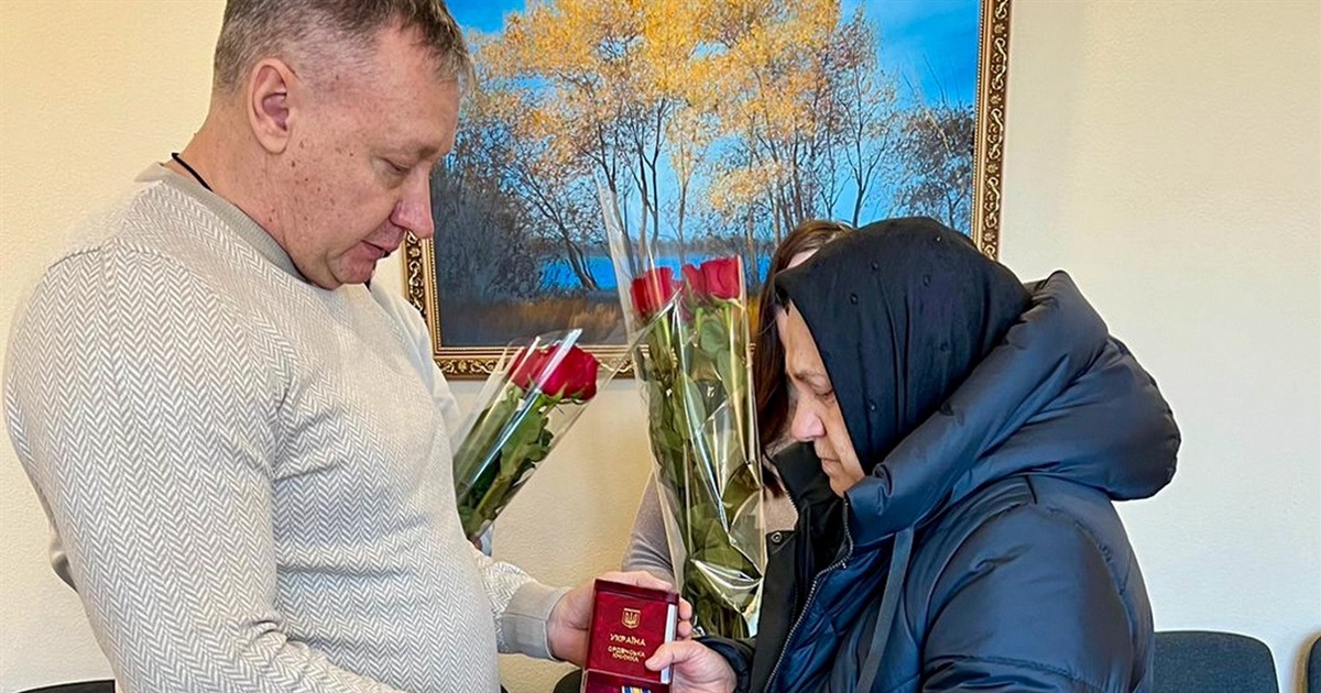 Матери погибшего измаильского героя вручили орден «За мужество» от Президента Украины