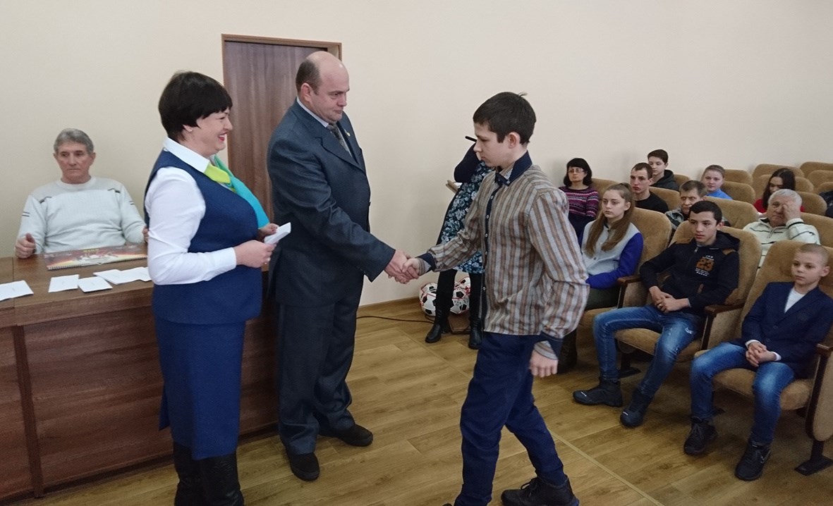 Стипендіатам мера Покровська вручили банківські картки 