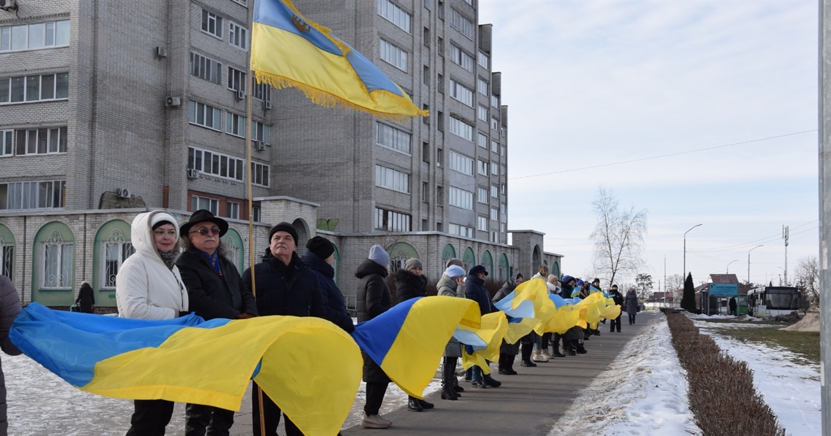 «Наша єдність – наша зброя»: у День Соборності України нетішинці утворили "живий ланцюг єднання"