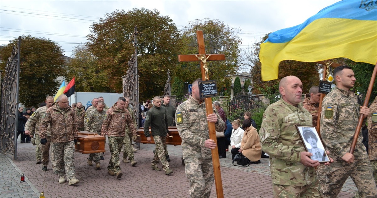 Чортків’яни навколішках зустріли двох загиблих Героїв