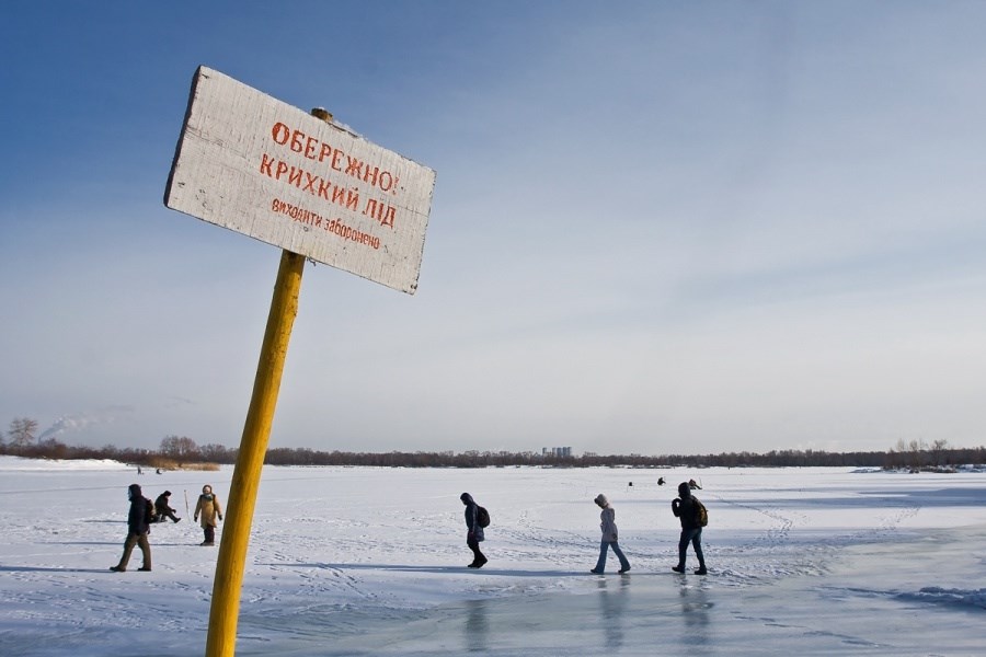 Рятувальники закликають бути обережними на водоймах: тонкий лід
