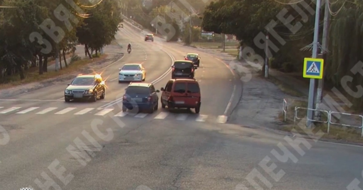 У Звягелі показали відео як на перехресті зіткнулися дві автівки через порушення ПДР