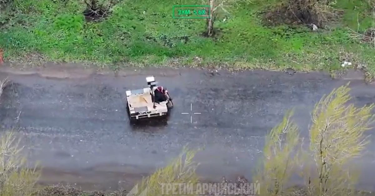 Операція «Врятувати бабусю». Військові евакуювали наземним роботом 77-річну жінку під Лиманом