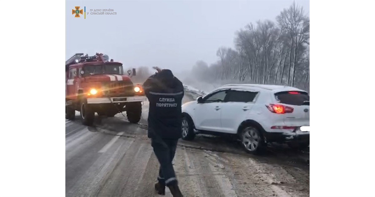 Білопільські рятувальники допомогли родині дістати авто з кювету (ВІДЕО)