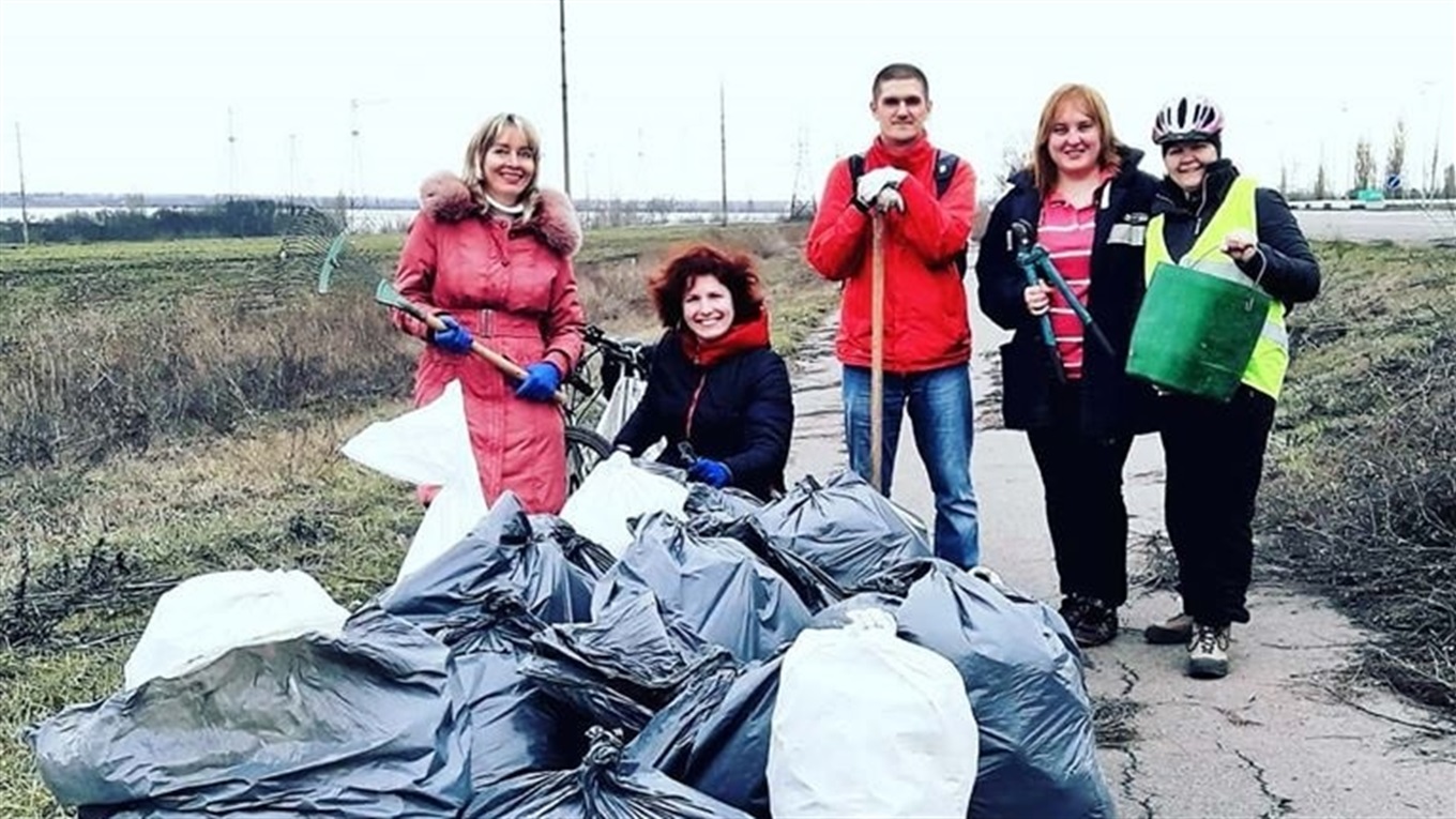Они добровольно убирают мусор на обочинах и приглашают всех присоединиться
