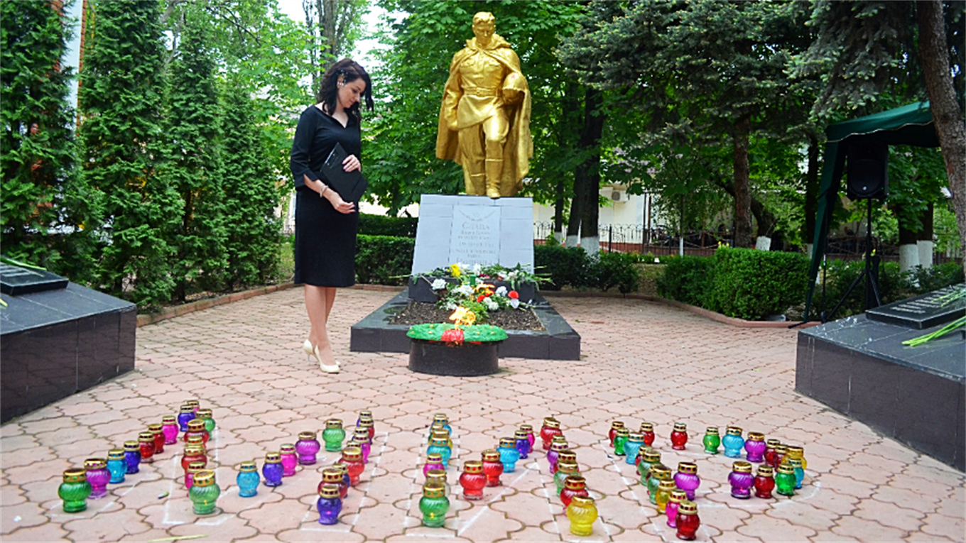 Молитви, сльози, виставка та море квітів: фоторепортаж, як біляївська громада вшановувала героїв 
