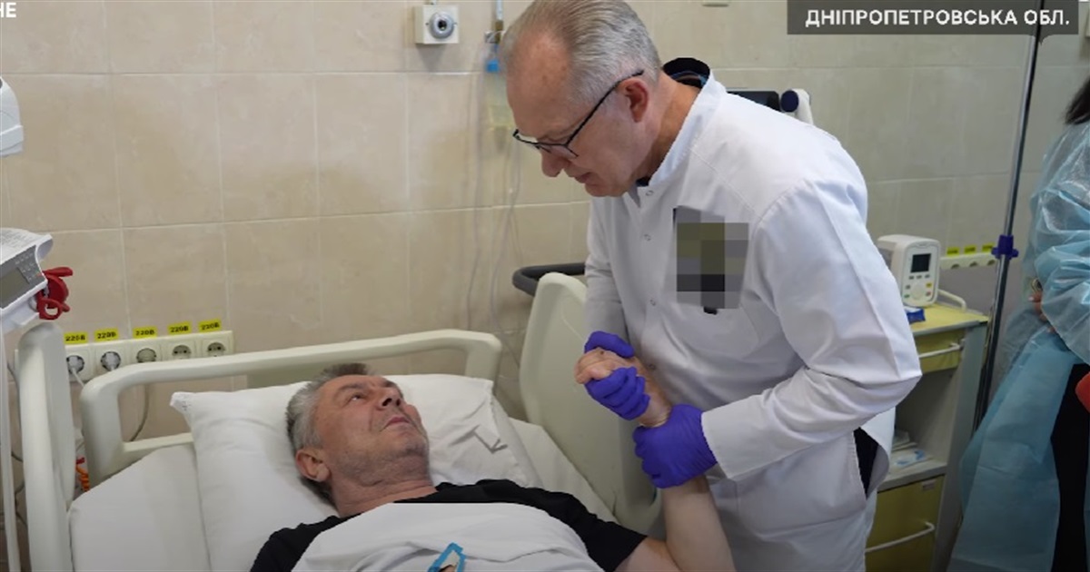 Прямо в капот влетів, я намагався гальмувати. Лікарю з Лимана ампутували ногу після атаки FPV-дрона