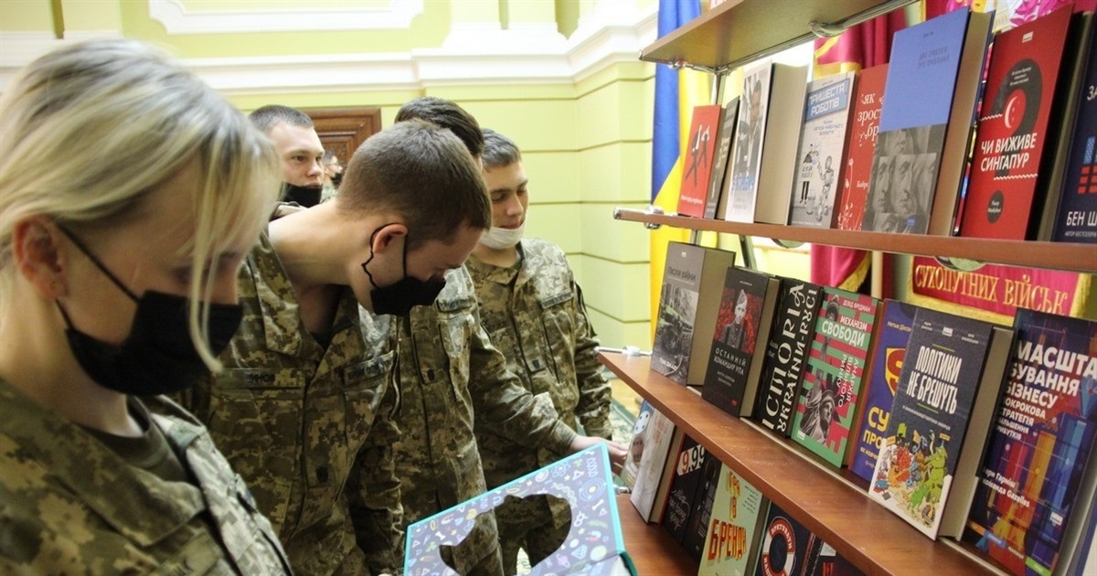 Читайте українською через додатки у смартфоні. Ось 8 книг, які можна прочитати безкоштовно