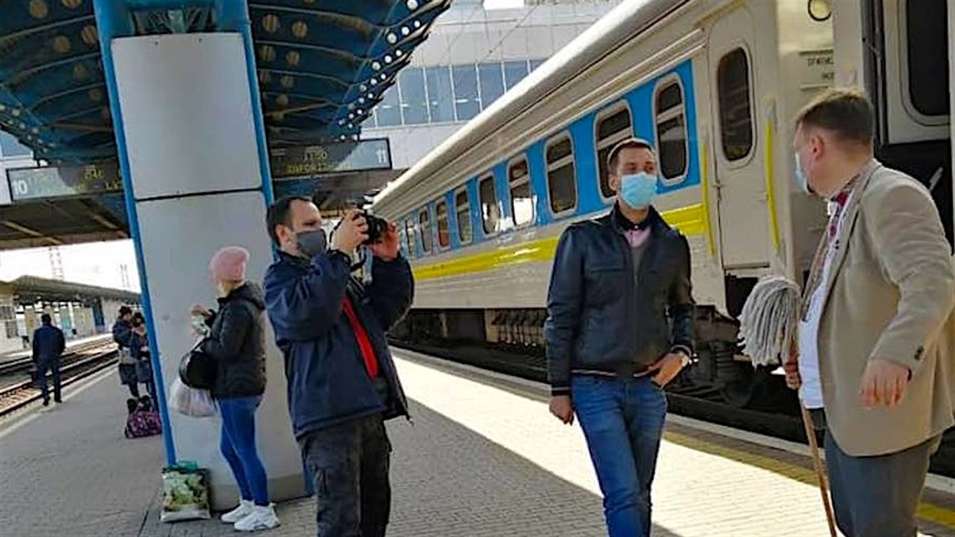 Троллинг от министра: история с грязным окном поезда Киев-Измаил получила продолжение