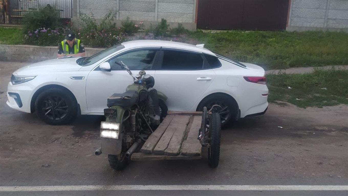 ДТП у Білопіллі: "П’яний дрифт" на мотоциклі закінчився пошкодженням автівки та адмінпротоколом