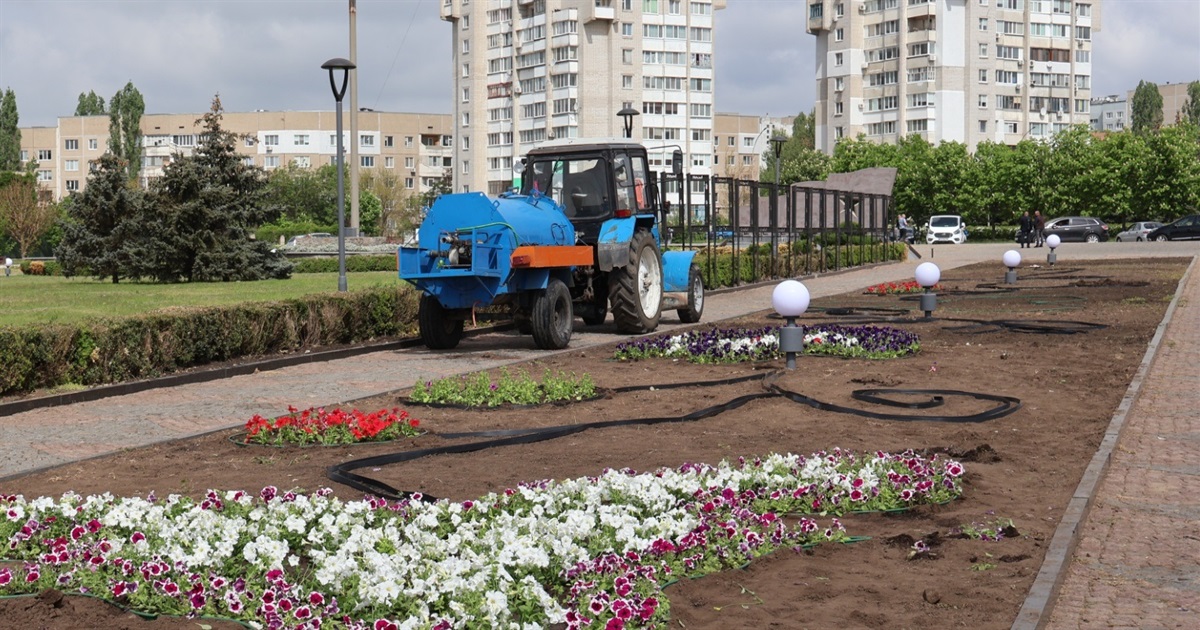 На майбутній Алеї пам'яті в Южноукраїнську встановлюють стенди та саджають квіти. Фото