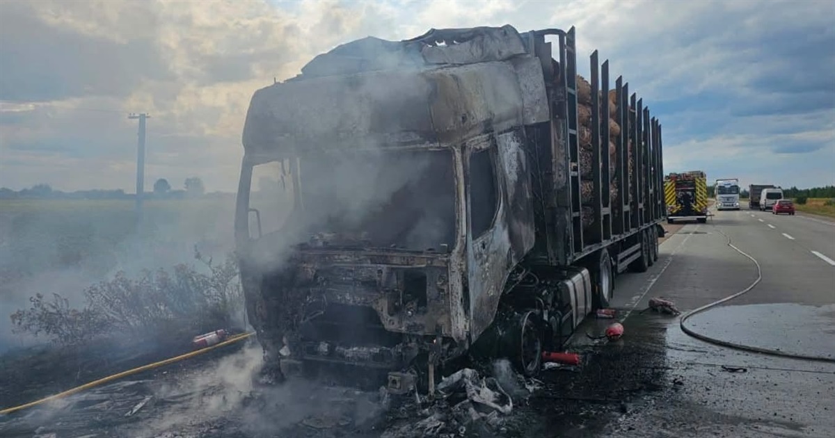 На Житомирщині на ходу спалахнула вантажівка – водія госпіталізували