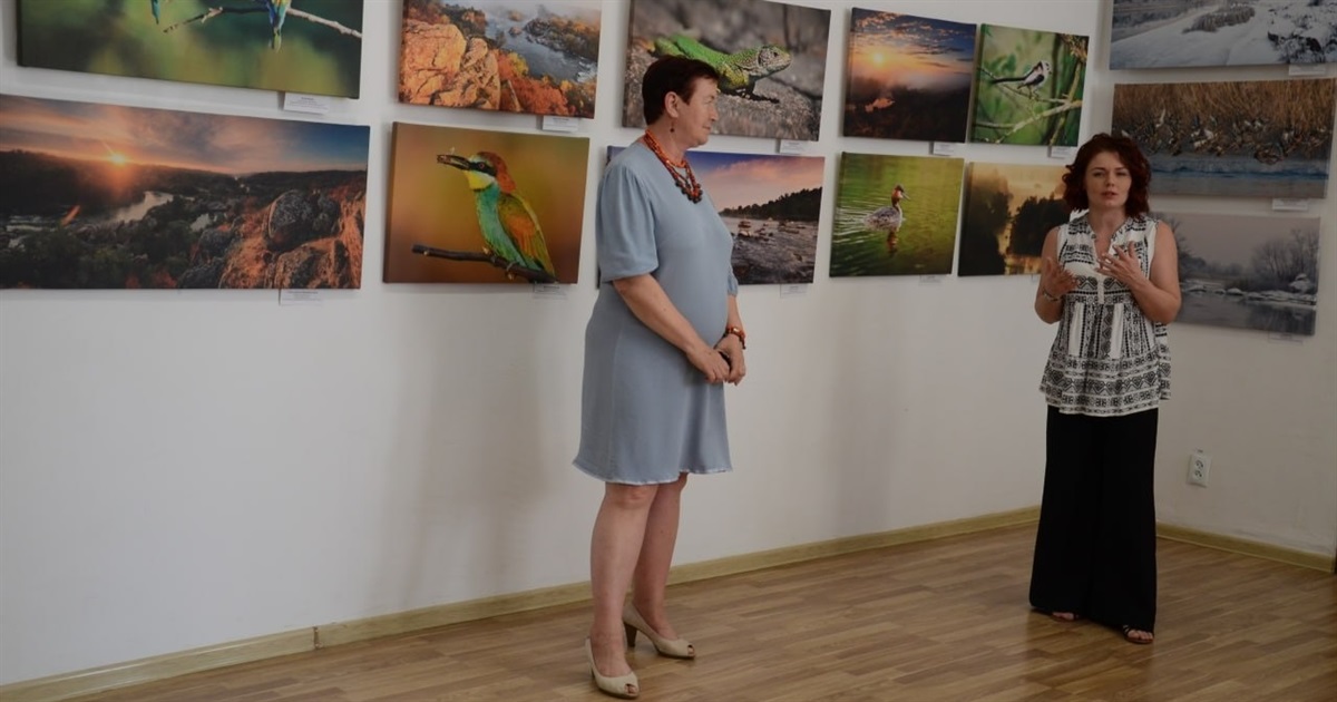 «Він тут, він з нами, ці фото мають неповторну енергетику». Відкрили виставку робіт Дениса Кривого