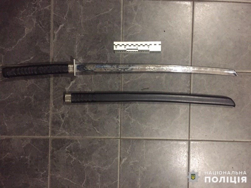 Покровські поліцейські виявили водія, який перевозив холодну зброю