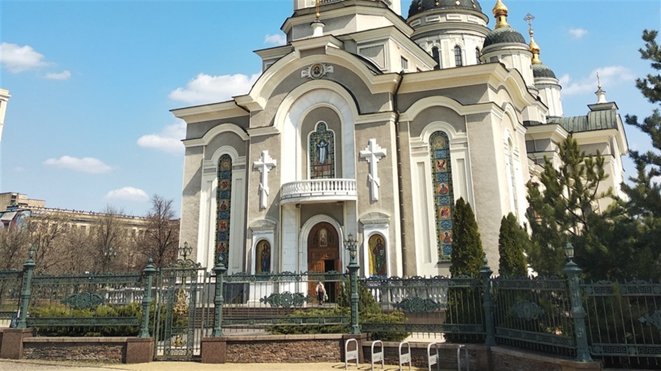Кому и где молиться в Донецке. Фоторепортаж из храмов, которые открыты и нет