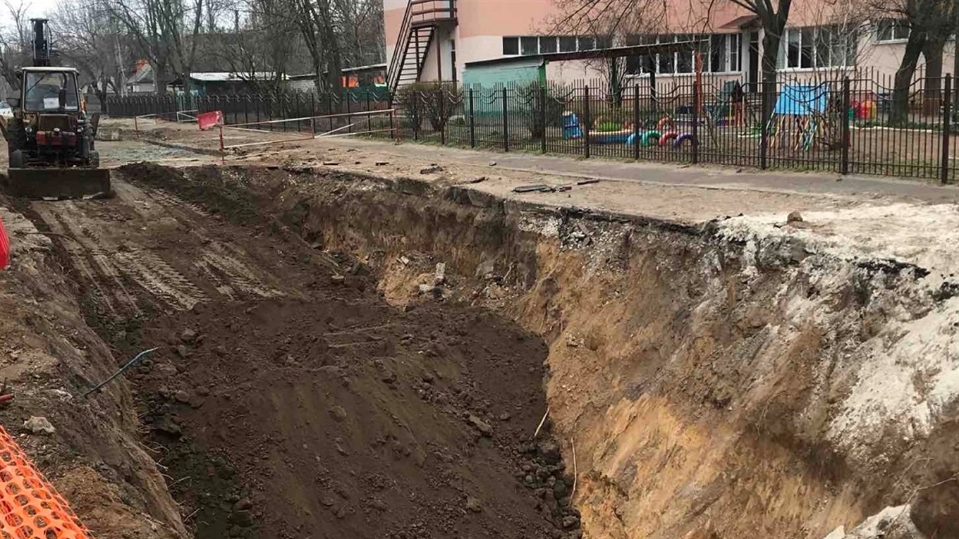В Мелитополе укладывают асфальт, сажают деревья и чистят парковый пруд