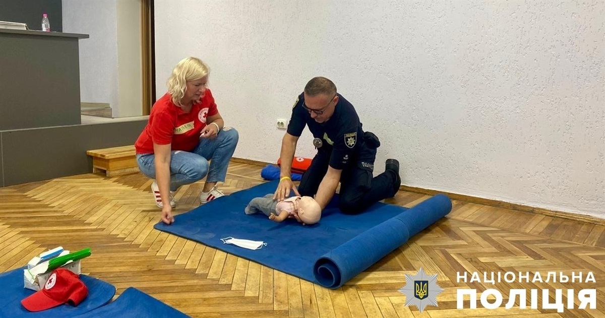 Перша медична допомога: звягельські поліцейські отримали сертифікати Червоного Хреста