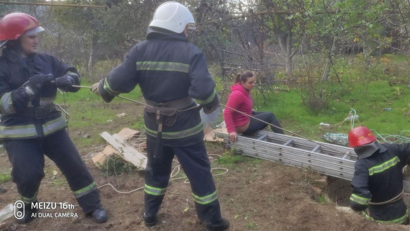 В Измаиле сотрудники ГСЧС спасли из колодца собаку