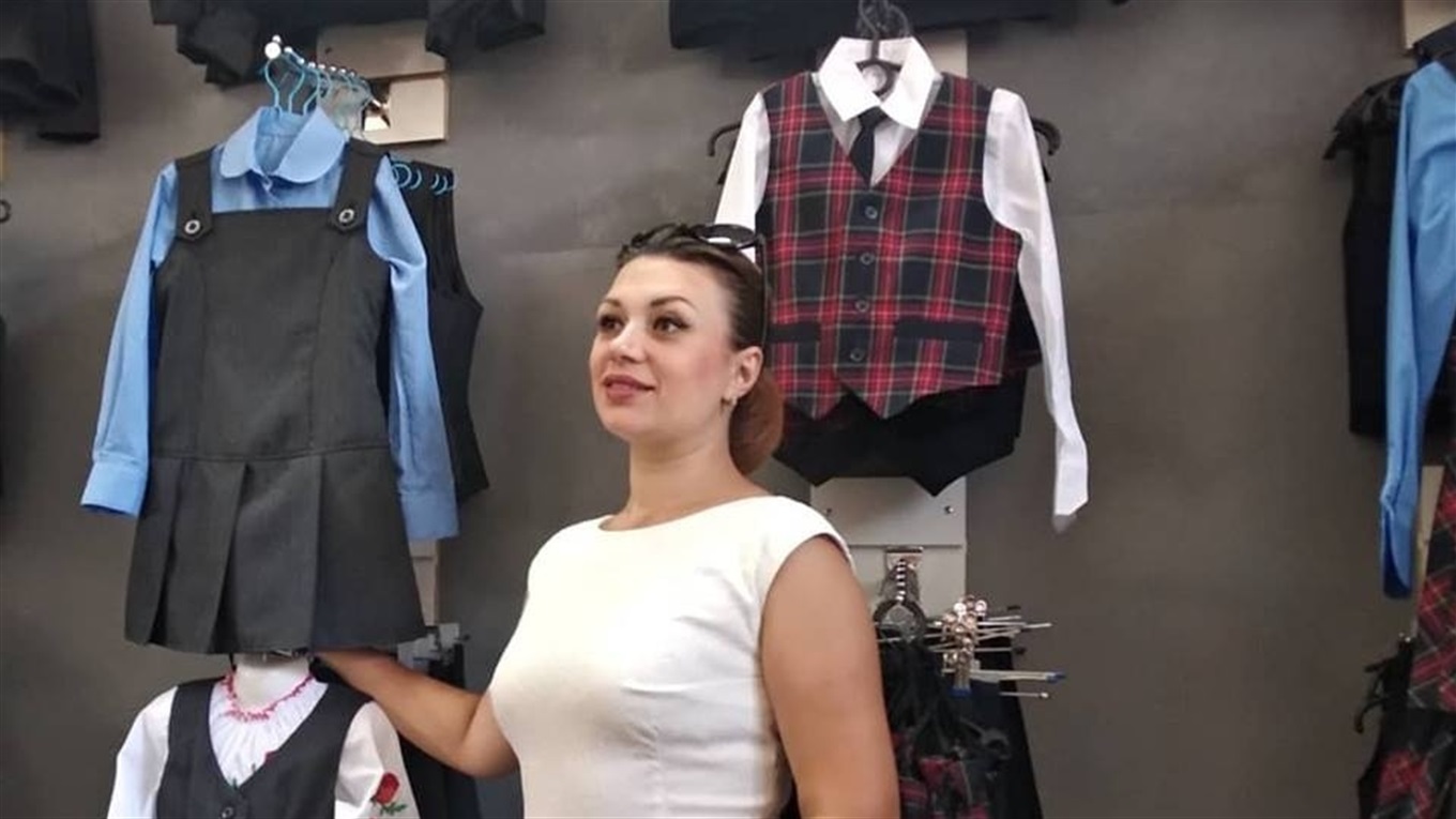 Переселенка из Донецка шьет в Константиновке школьную форму и вышиванки