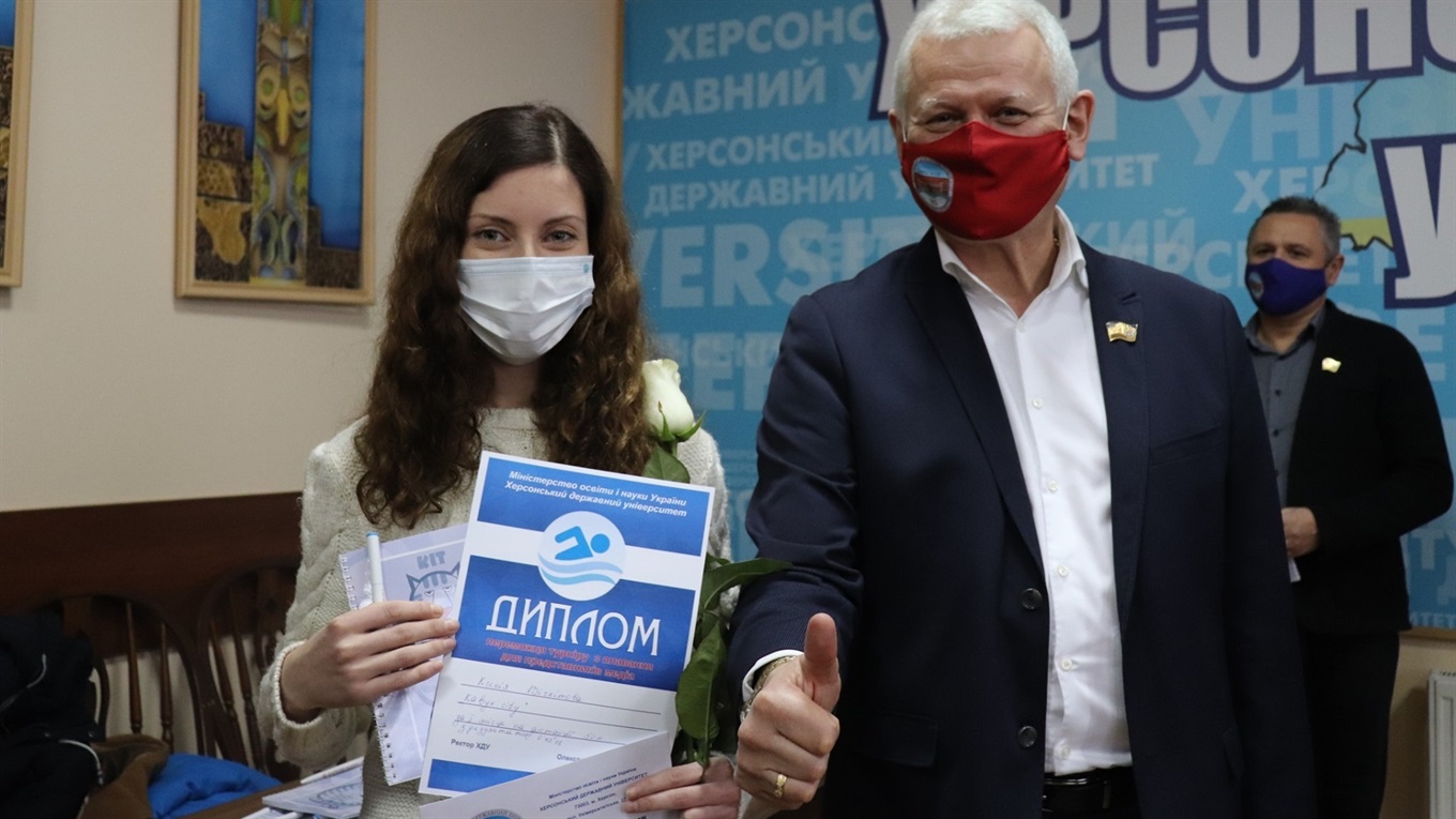 «Кавун.City» зберігає традиції перемоги: наша журналістка виграла заплив у Херсоні на кубок ректора