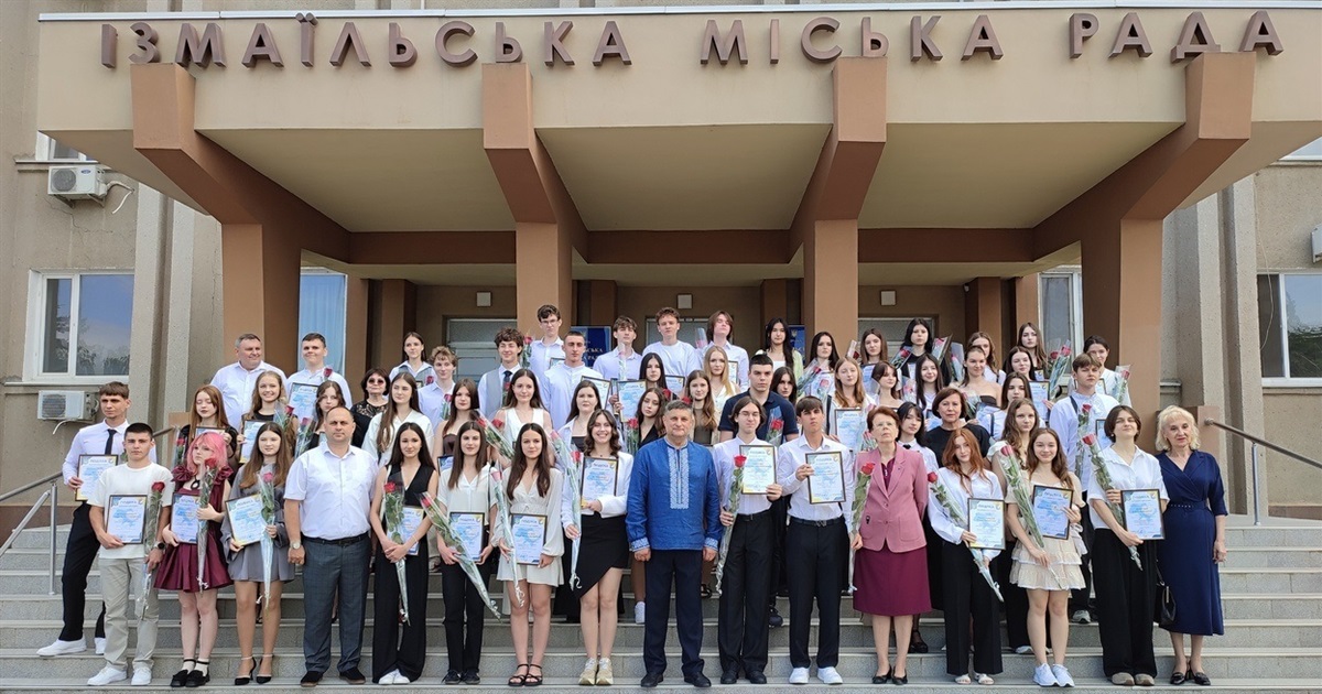 В Ізмаїлі урочисто відзначили найкращих випускників ліцеїв міста