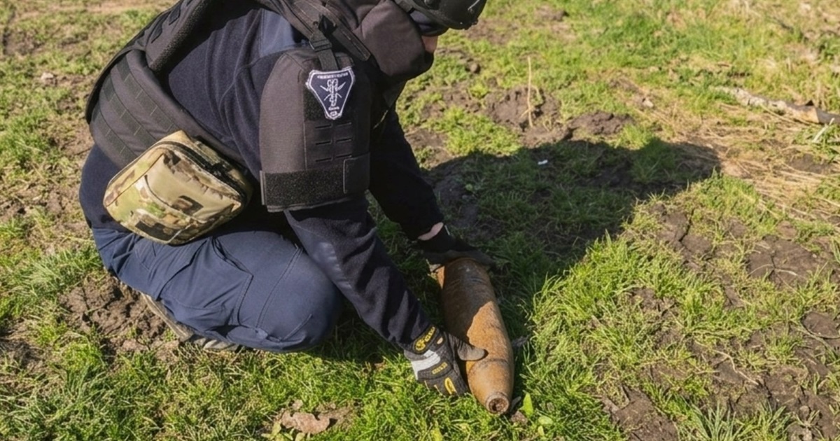 В полі на Звягельщині місцеві жителі знайшли артилерійський снаряд