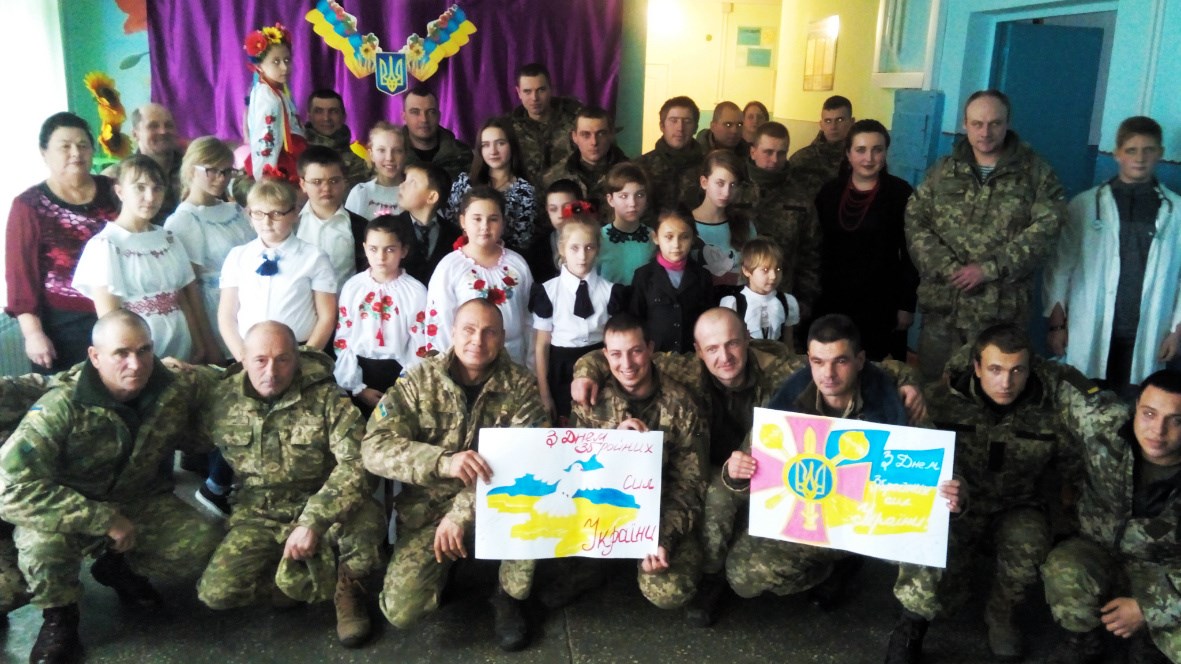 Учні у Новоолександрівці вітали воїнів-танкістів