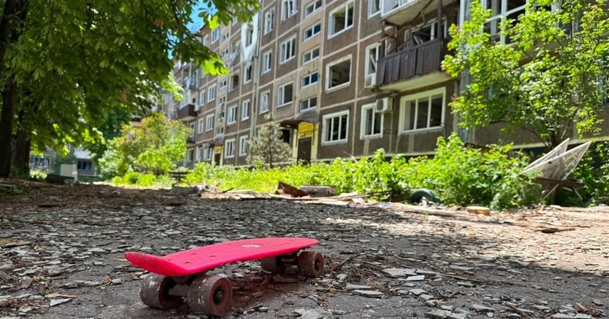 «Потроху знищують і це місто». Як живуть у Білозерському за 18 кілометрів від лінії фронту