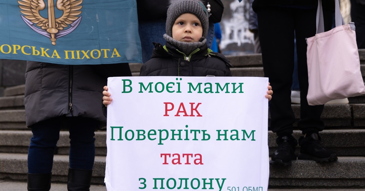 5-річний Артем Нечаєв чекає тата з полону. Його мама хвора на рак, хлопчиком опікується тітка