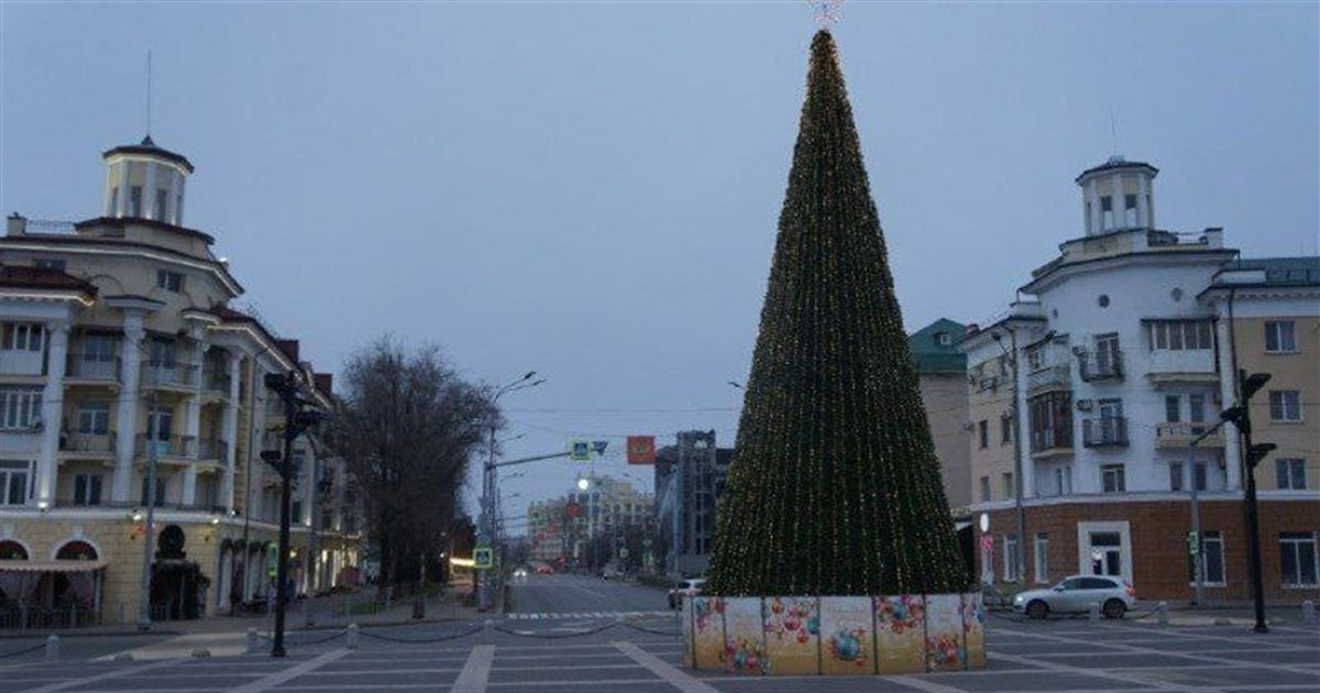 На місці загибелі сотень людей. У Маріуполі біля драмтеатру встановили 14-метрову ялинку