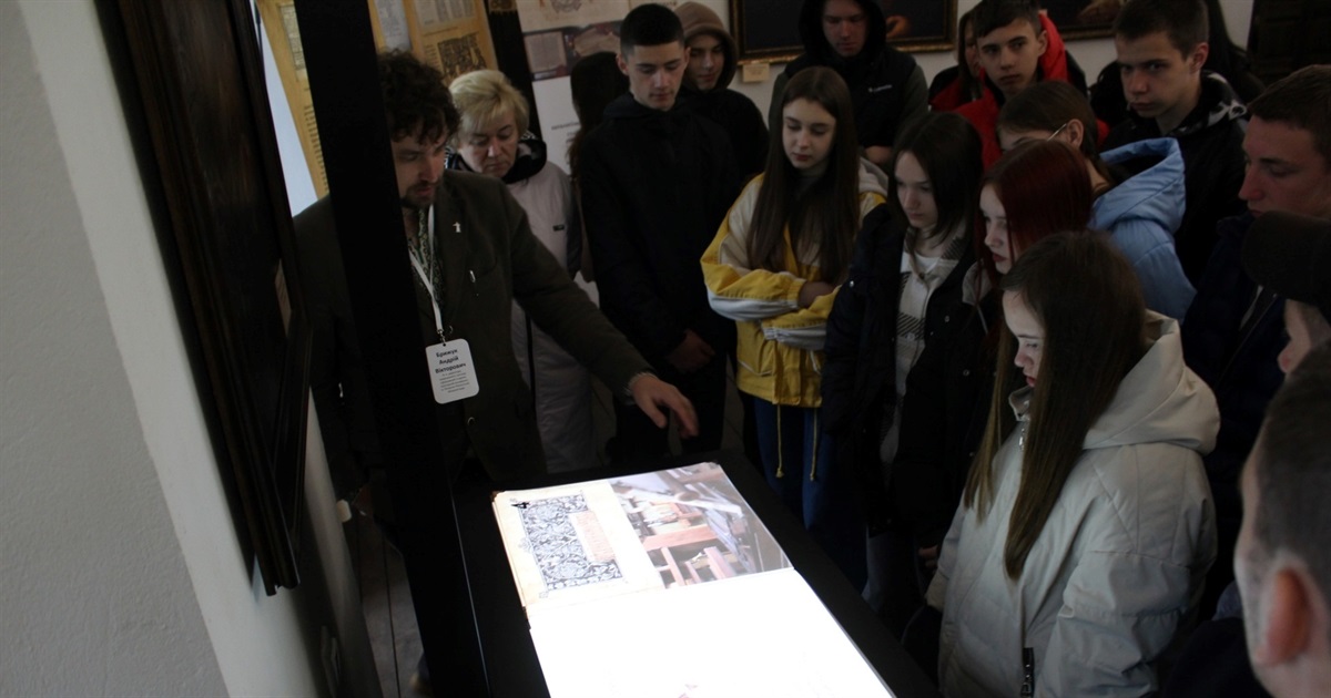 У Старокостянтинові провели лекторій: був ченець-переписувач книг, а ще інтерактивна дошка