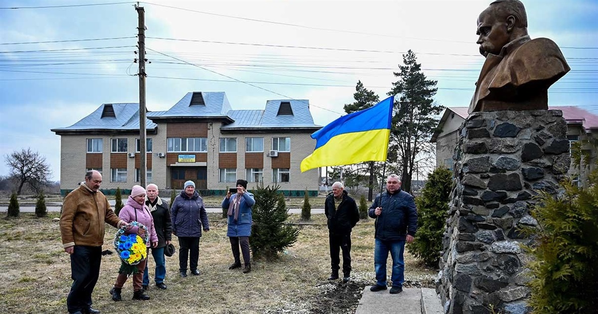Шевченківські дні: в Переселенні поновили табличку до погруддя Кобзаря та поклали квіти