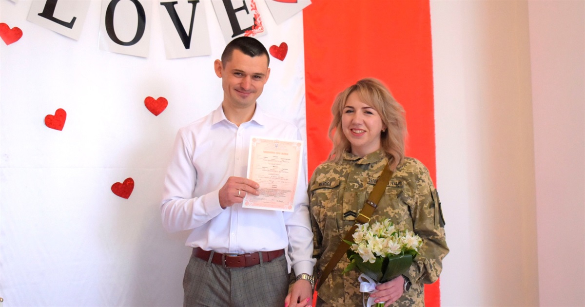 Без весільної сукні та з автоматом за плечима: у Жмеринці під час війни вийшла заміж перша військова