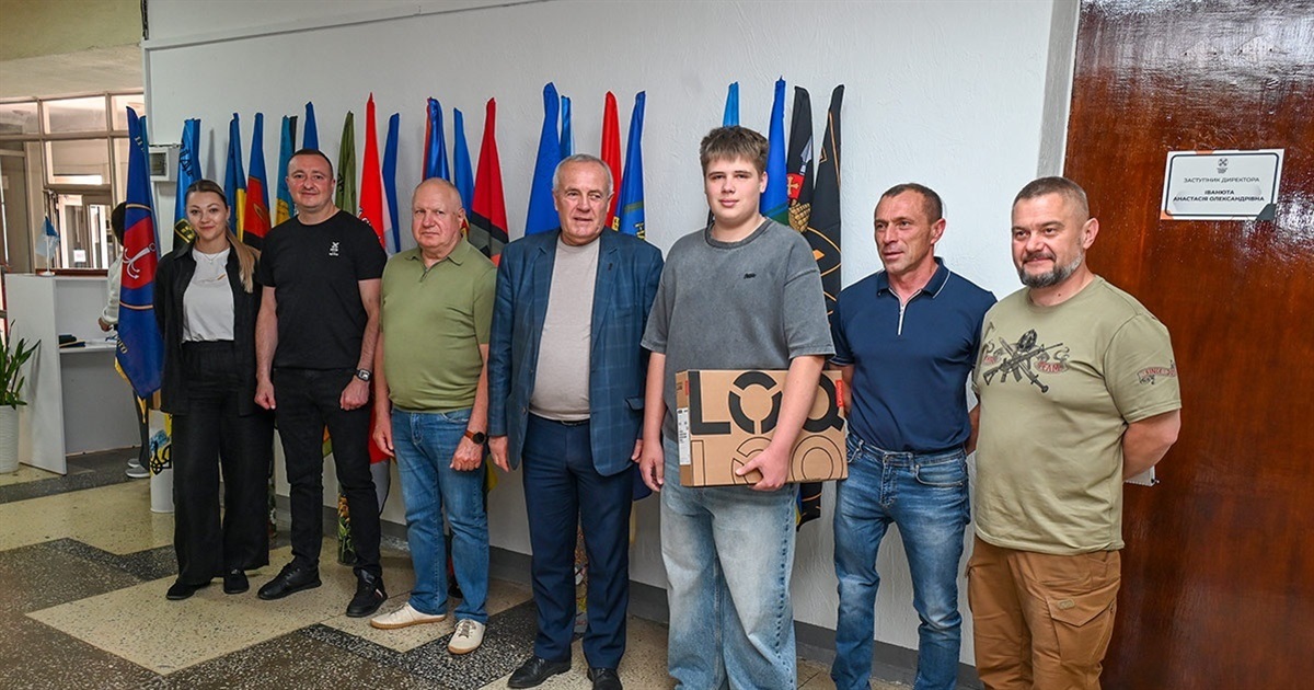 Для нових розробок на користь ЗСУ: Ярославу Радому передали сучасний ноутбук