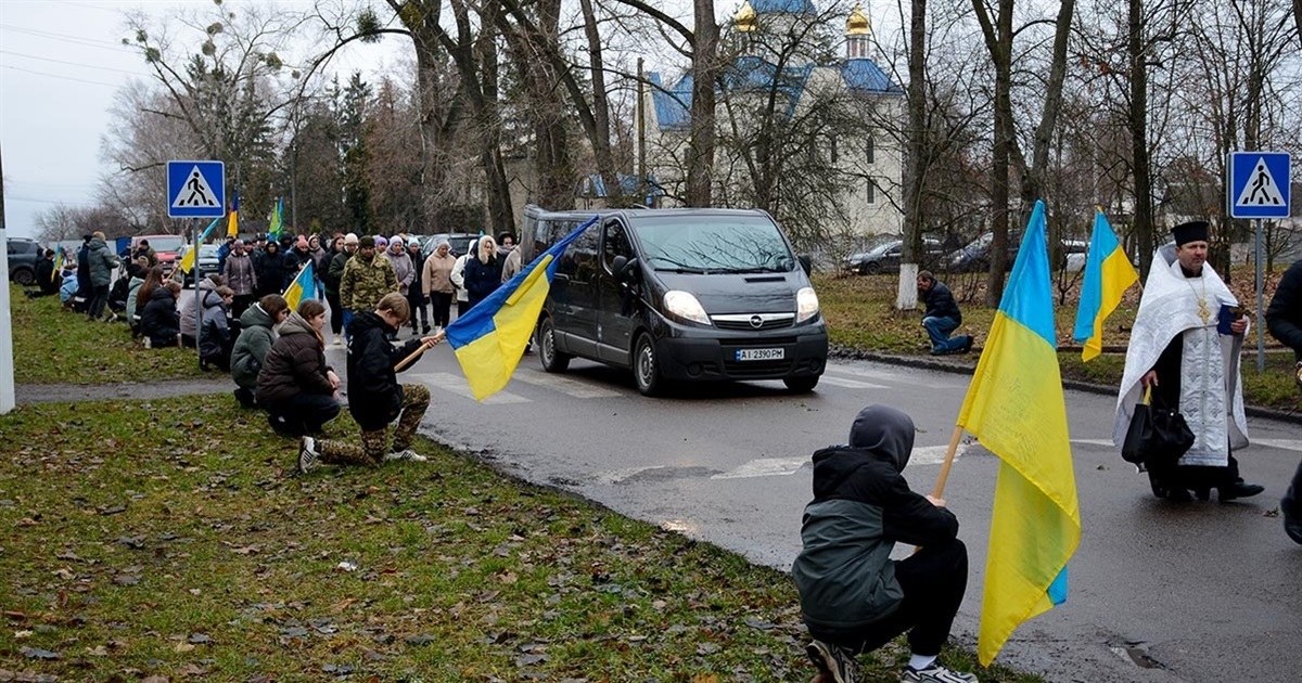 Із болем та вдячністю провели в Ставах в останню дорогу воїна Володимира Степанчука