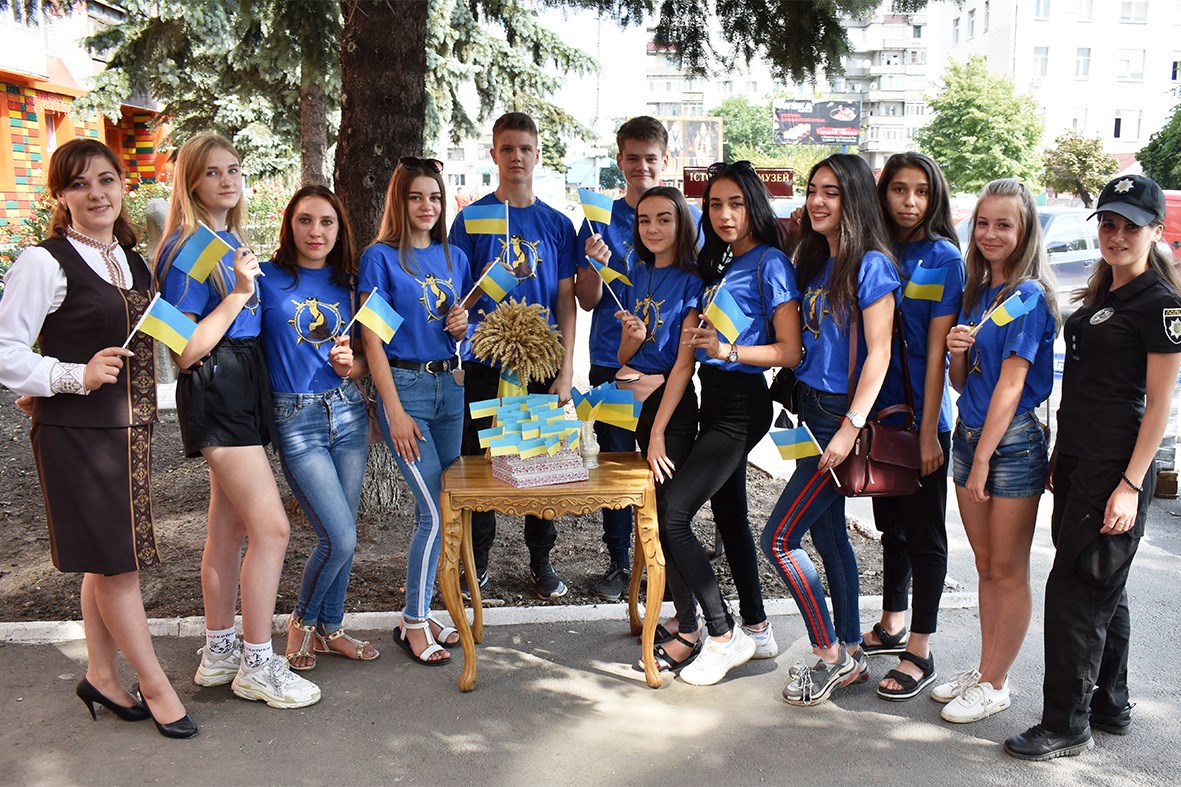 Музей запросив молодь на захід до Дня Державного прапору 