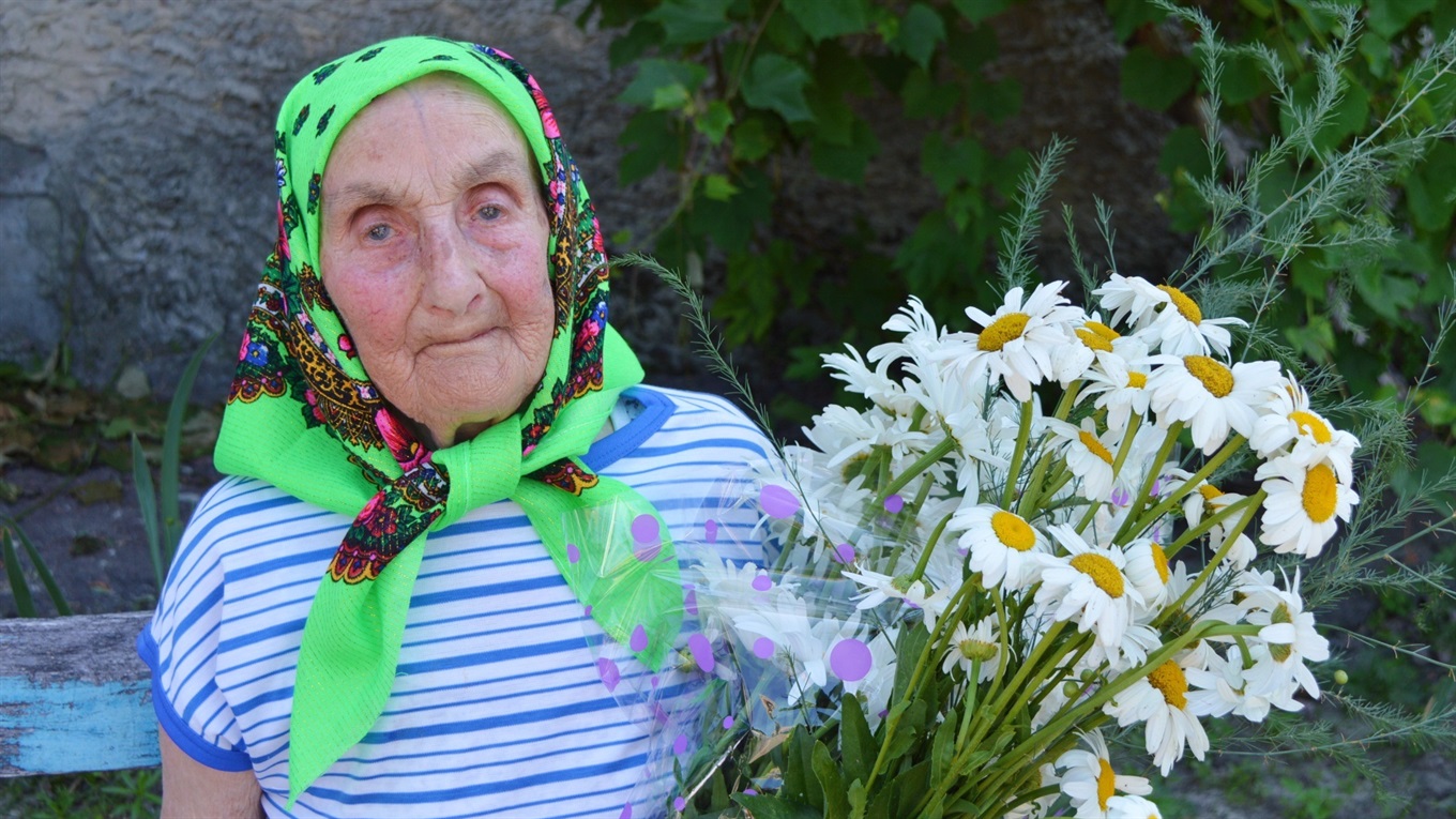 Танцями на вулиці відсвяткувала свої 102 роки Ганна Сухобок з Корюківки
