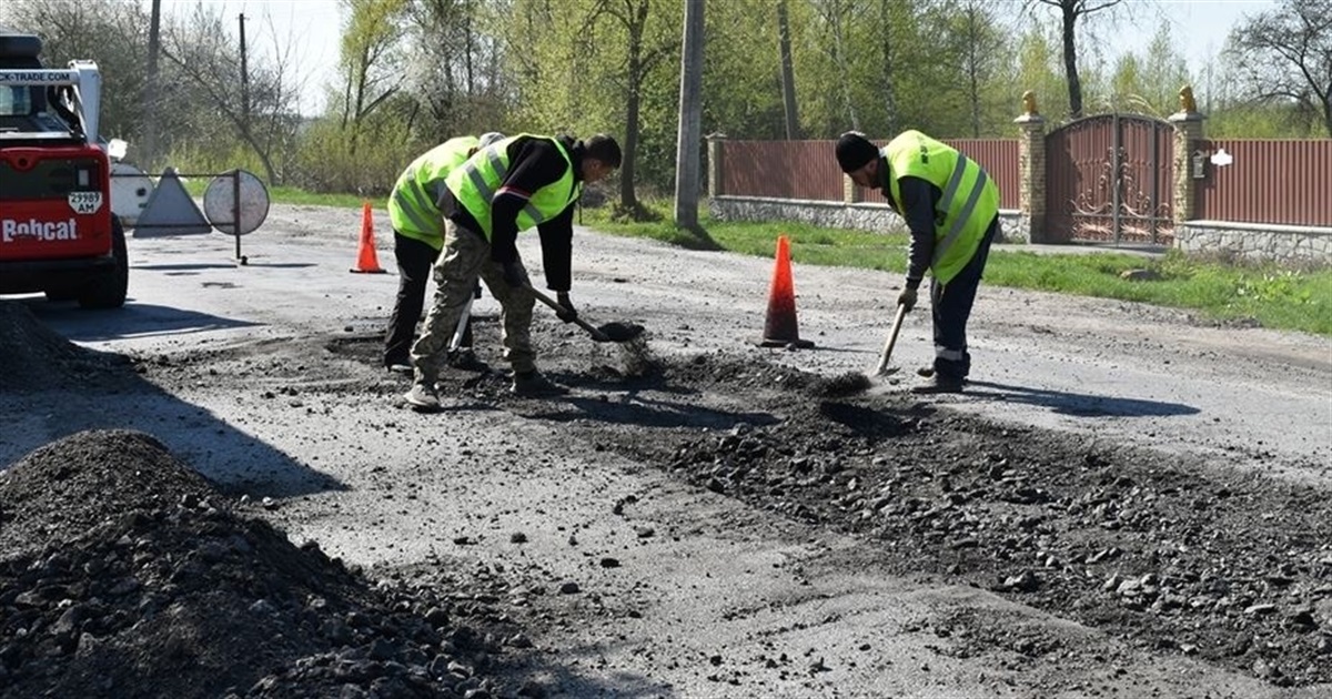 У Звягелі розпочали ямковий ремонт доріг з твердим покриттям: де проводять роботи