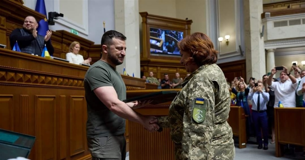 Президент Зеленський вручив “Хрест бойових заслуг” лейтенанту медичної служби "тридцятки"