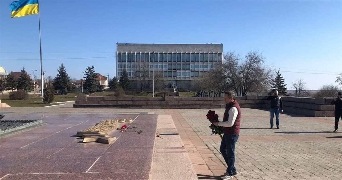 Мер Херсона поклав квіти до Вічного вогню
