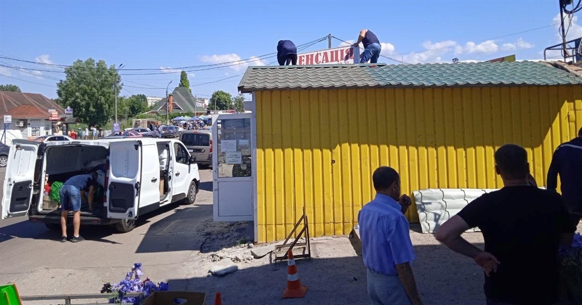 У Переяславі демонтують магазин "Сенсація". ФОТО