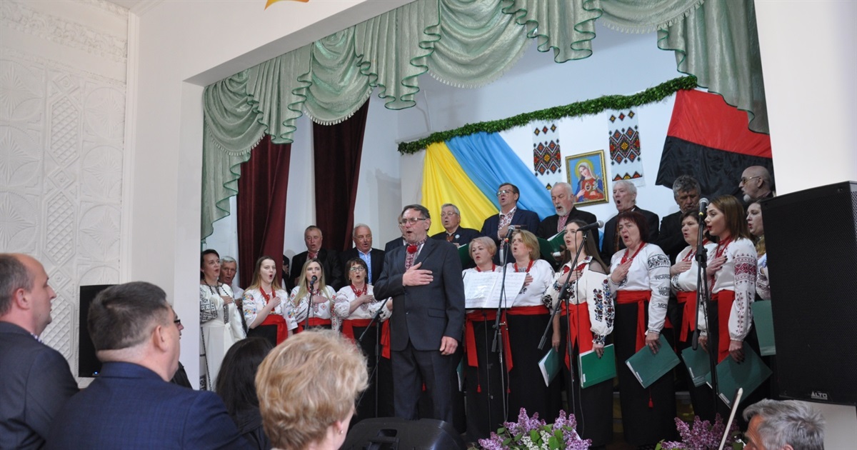 У Білому Потоці на Чортківщині і відновлений клуб урочисто відкрили, і матерів вшанували