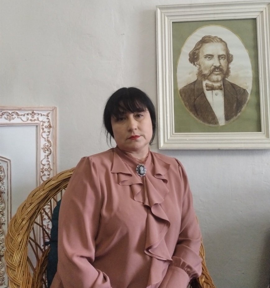 Марина Глушко возле портрета барона Корфа