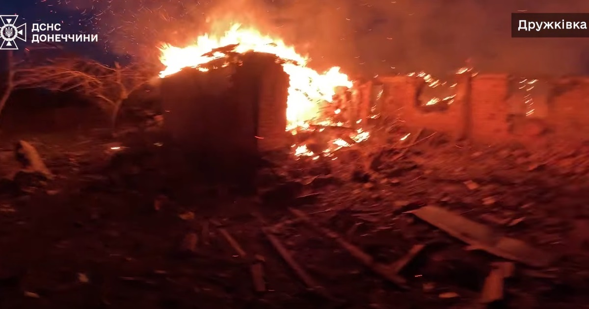 Рятувальники витягли з-під палаючих завалів у Дружківці собаку. Деталі