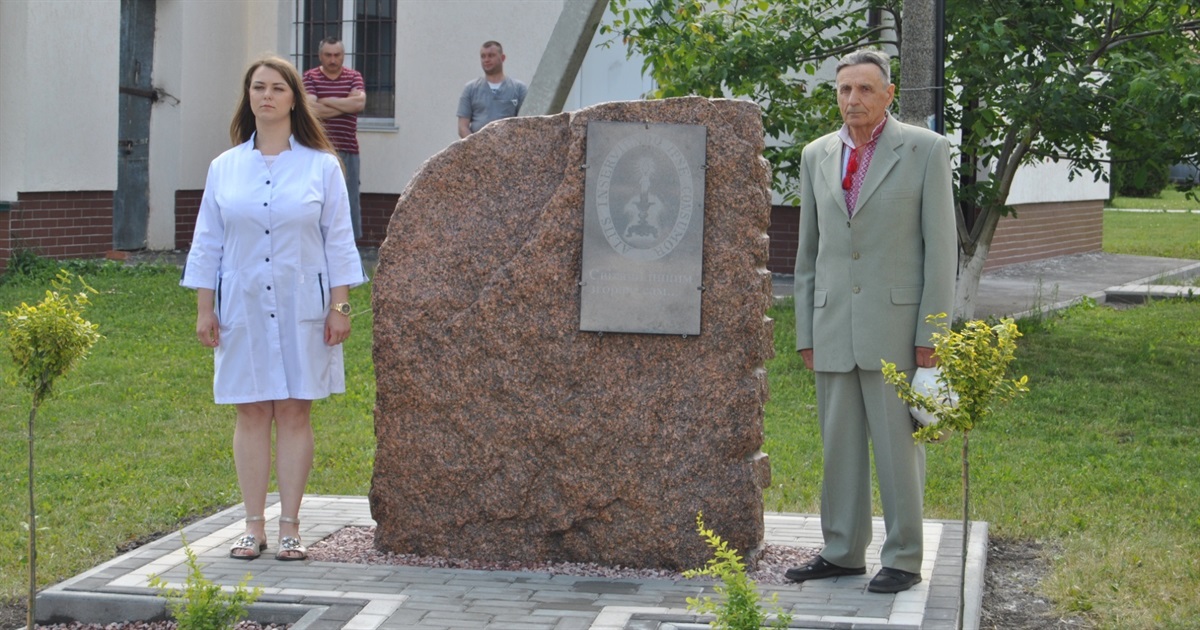«Світячи іншим — згораю сам». У Городку встановлено пам'ятний знак медикам