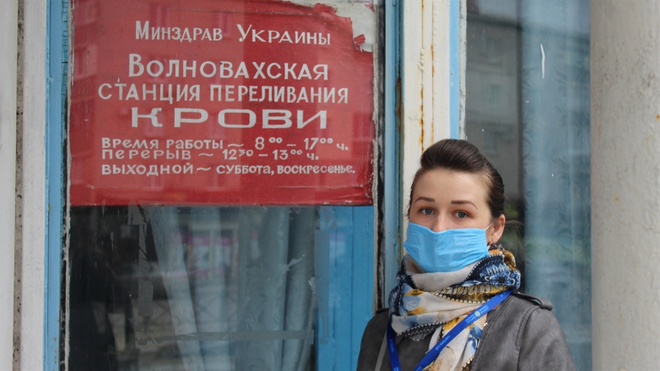 Захисні маски та костюми подарували для Волноваської Станції переливання крові