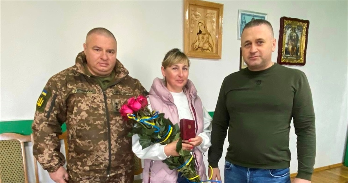 У Чорткові матері пораненого воїна, який вважався зниклим безвісти, вручили медаль від Президента