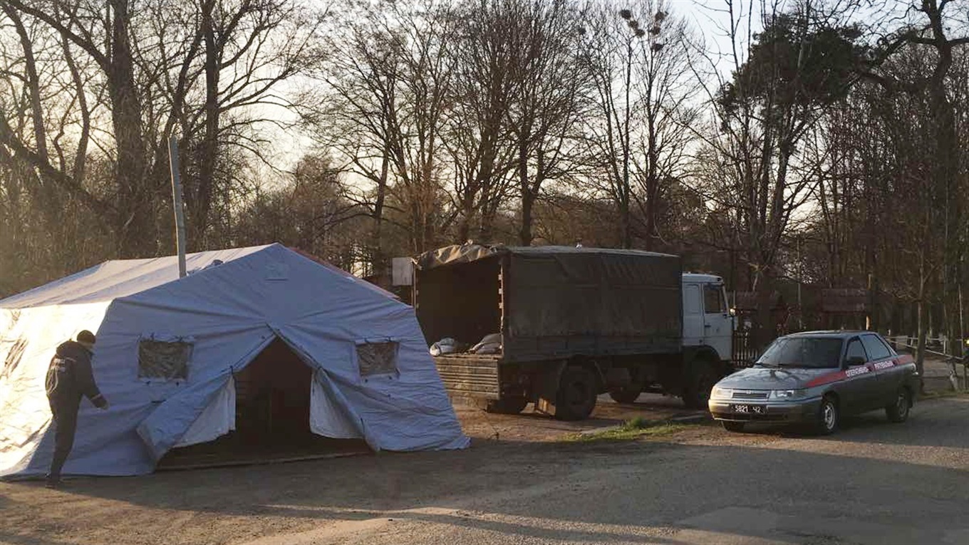 В Лужанах встановили санітарно-карантинні пости, рух трасою не перекритий