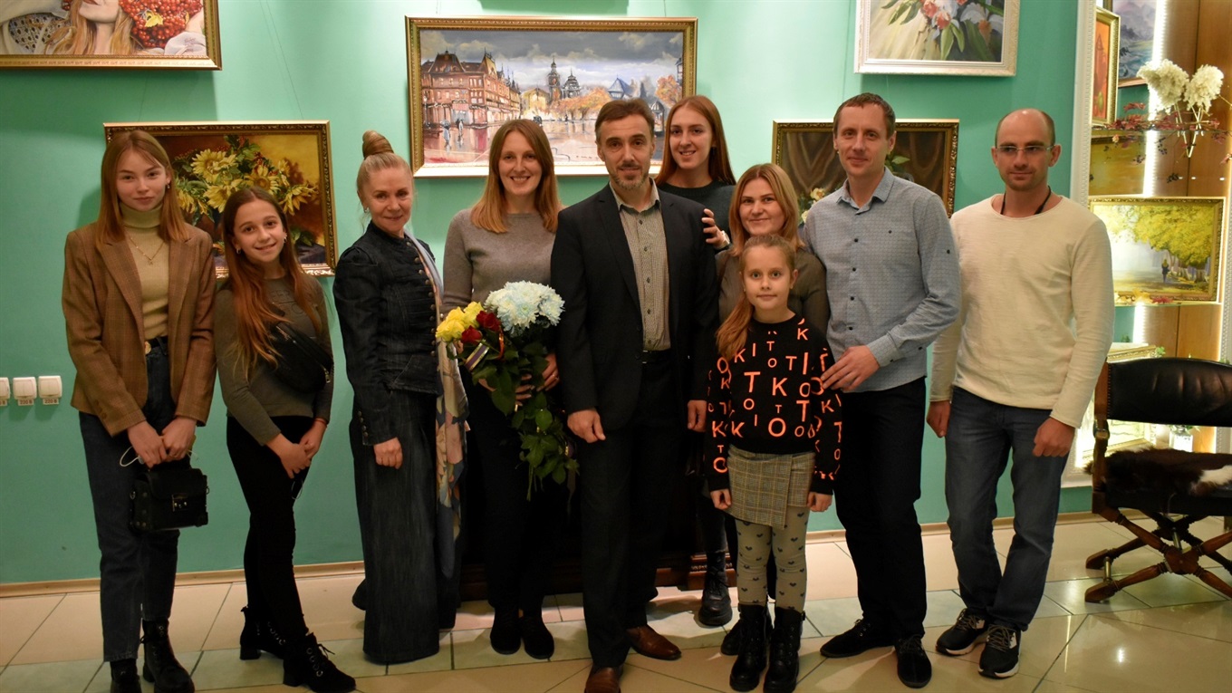 Із залпами з гармати у музеї Жмеринки презентували виставку Володимира Солодкого: відео